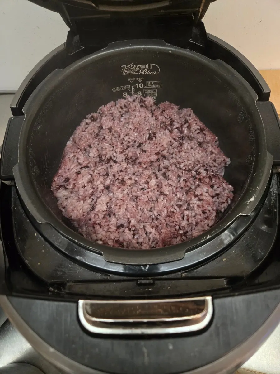 Soup container with a handle to mix it