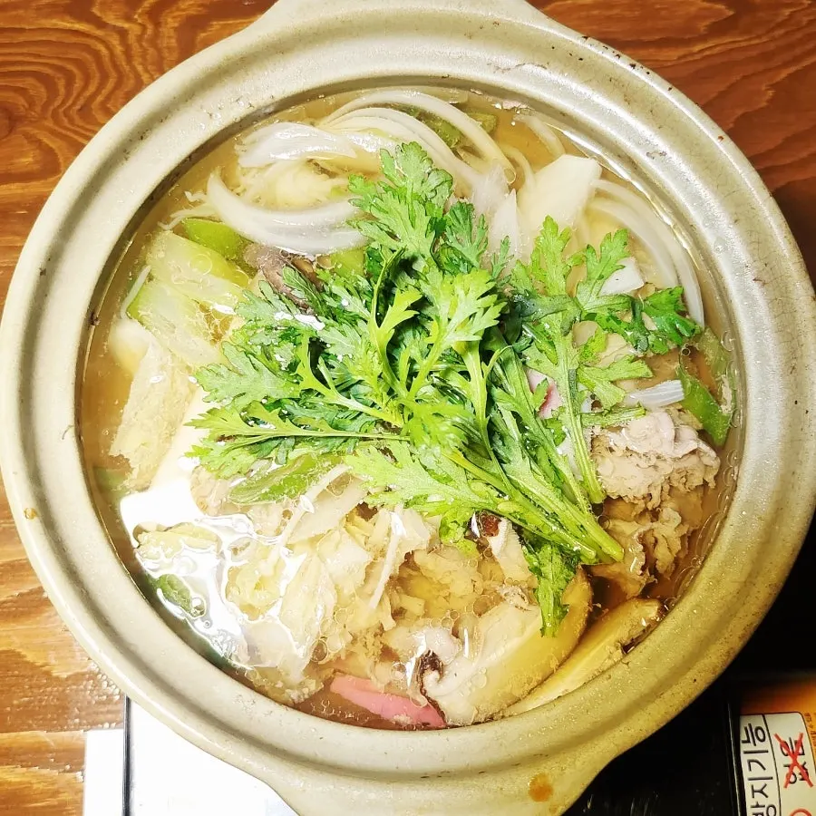 채소와 차돌이 담긴 미니 스끼야끼 나베