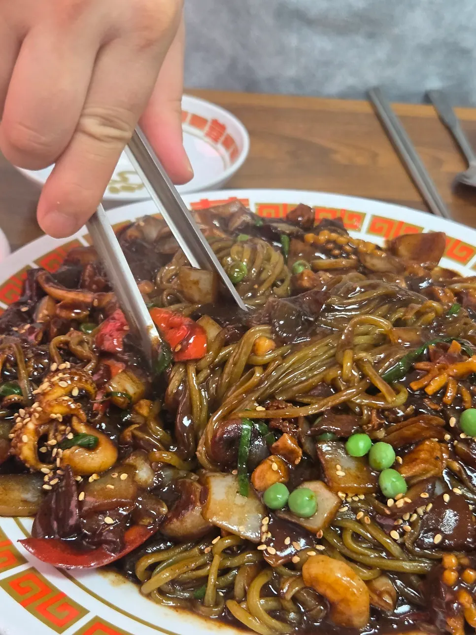 푸짐하게 담긴 쟁반짜장