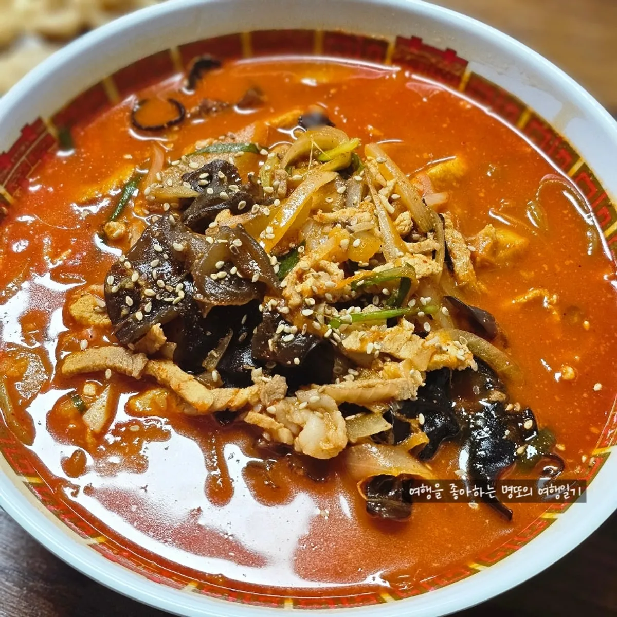 Hwangbihong's meat jjamppong loaded with toppings