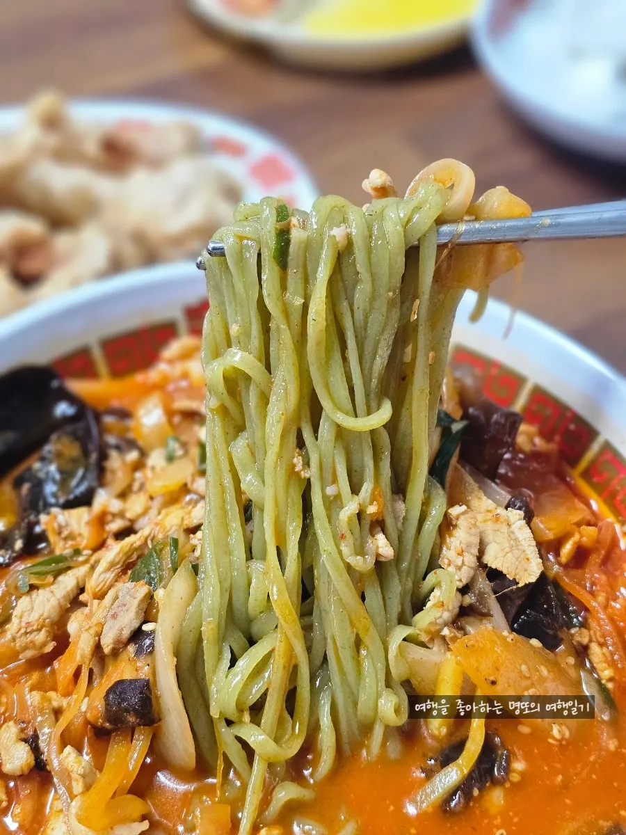Noodles lifted up from the jjamppong bowl