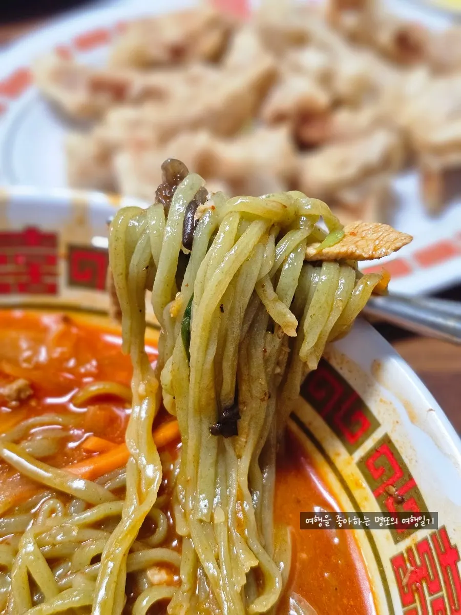 Greenish chive noodles