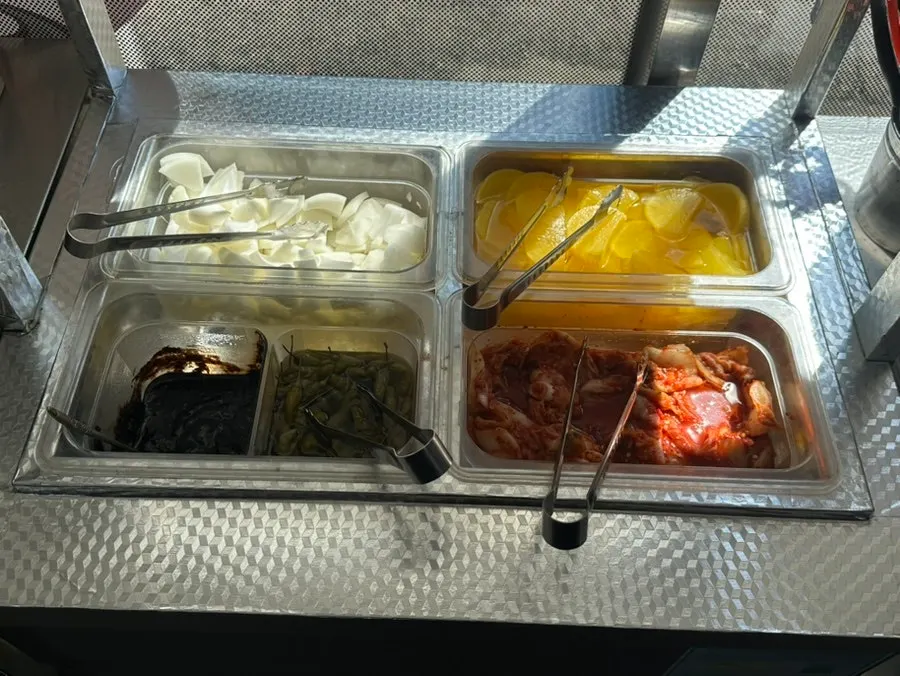 Self-service station for water and side dishes
