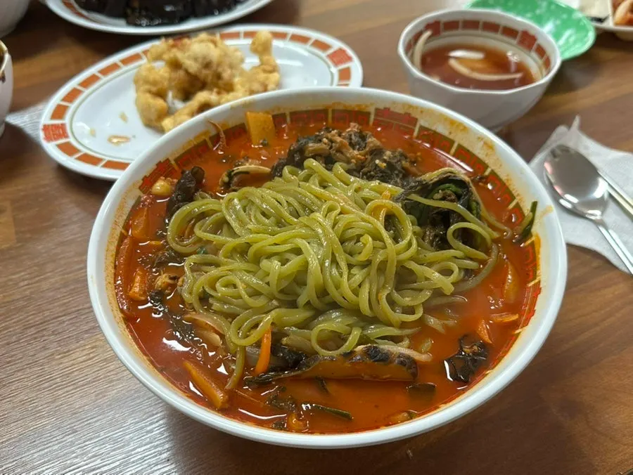 Hwangbihong's green chive house-made noodles