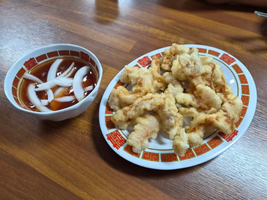 Self-service corner for basic side dishes and tableware