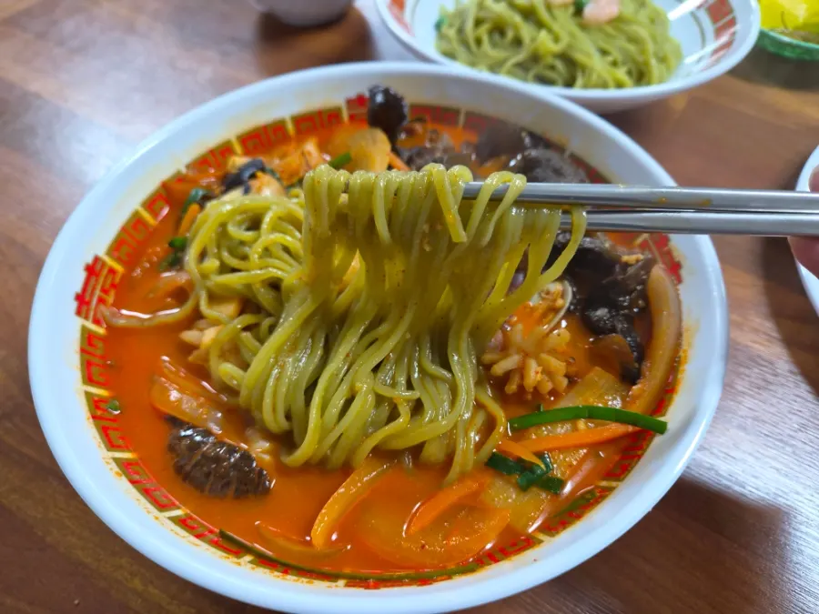 Hwangbihong's samseon jjamppong topped with seafood