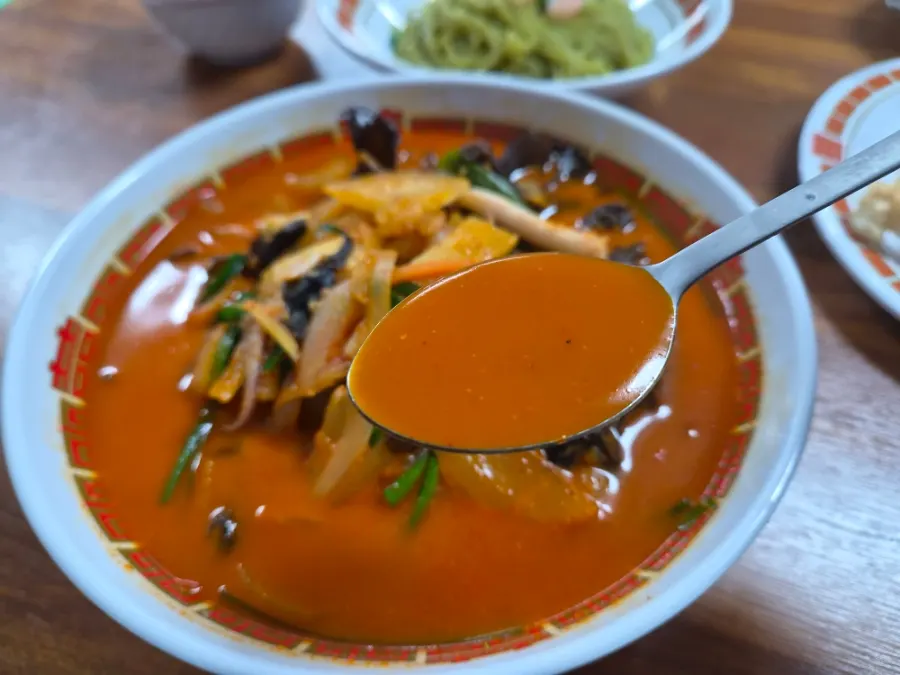 Samseon jjamppong showing clams and squid