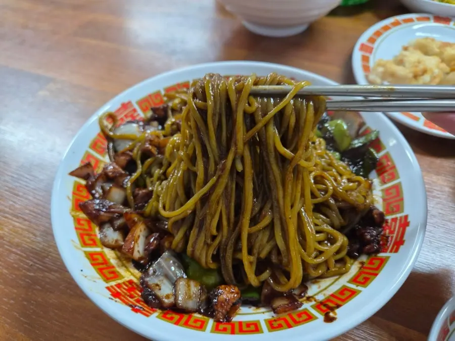 Gochu-jjajang sauce stir-fried with chili and pork