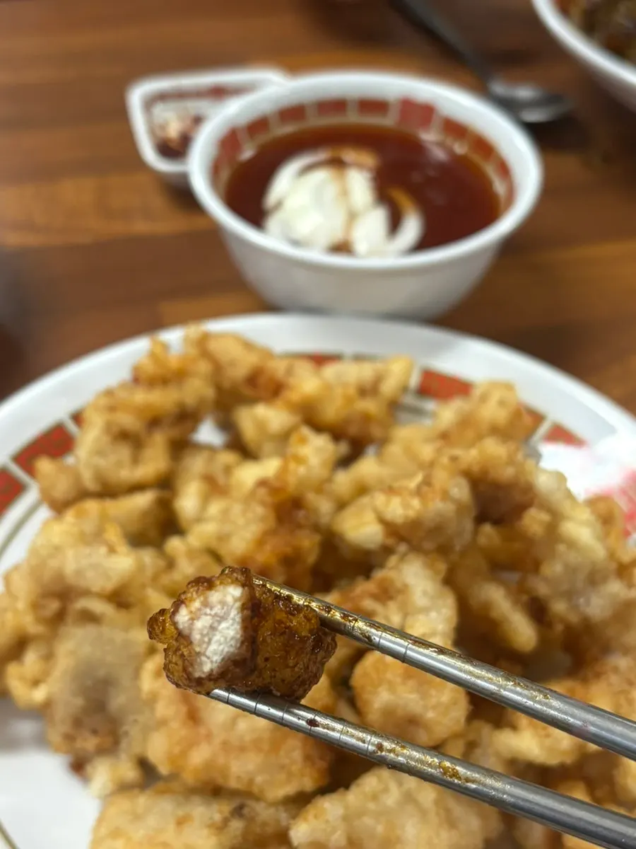 큼직한 고기가 보이는 탕수육 단면