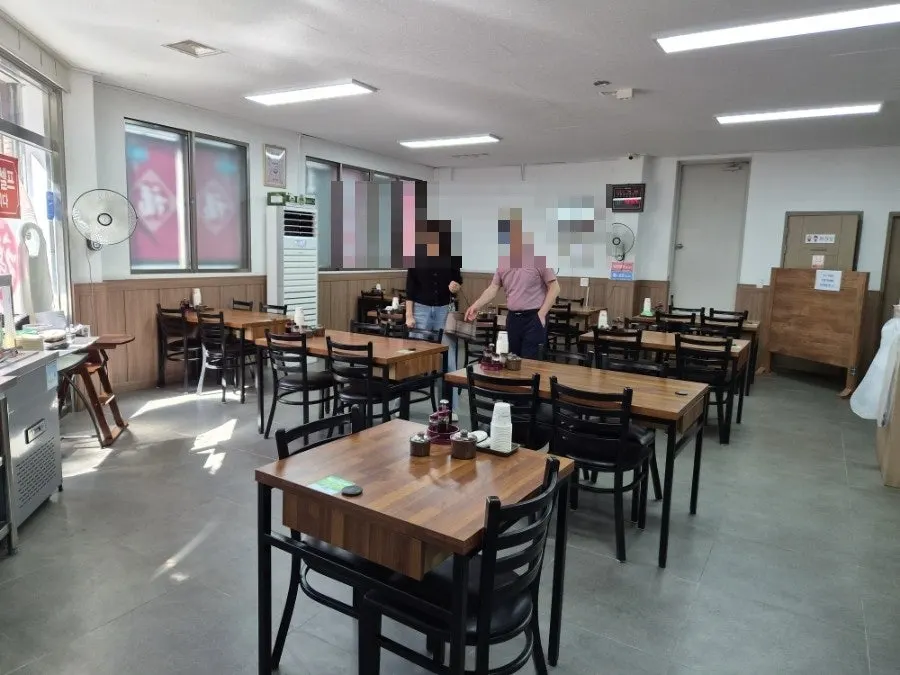 Interior of Hwangbihong with spacious tables