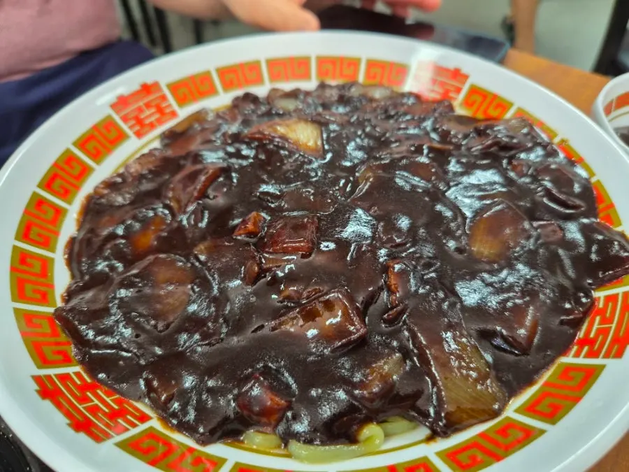 Jjajangmyeon at Hwangbihong made with green chive noodles