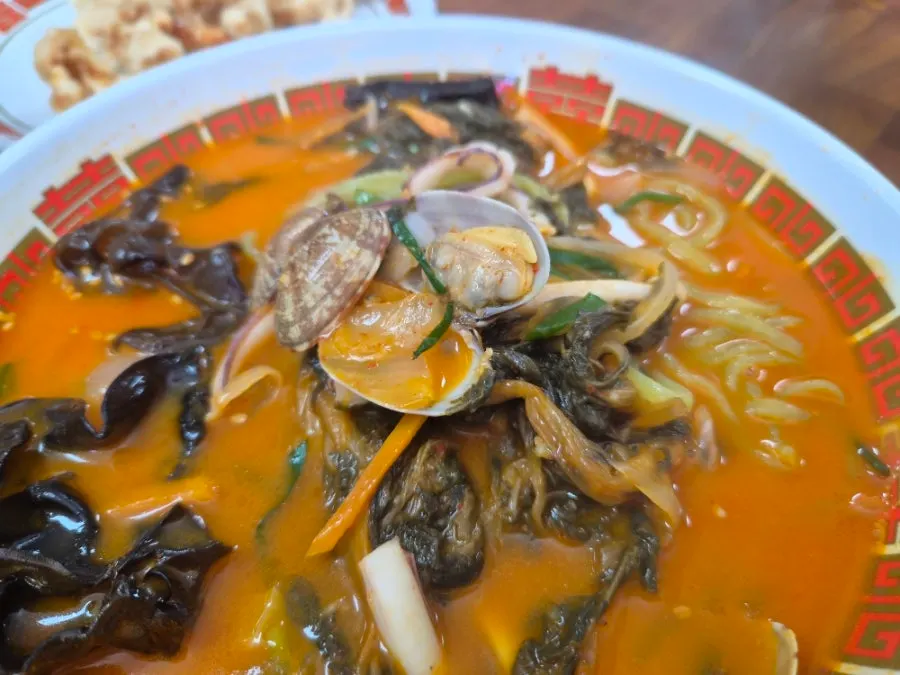 Clams and other seafood visible in the jjamppong