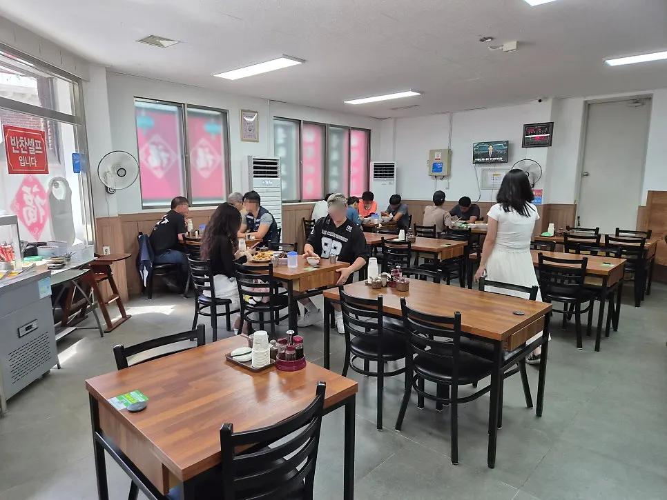 Interior of Hwangbihong with plenty of tables