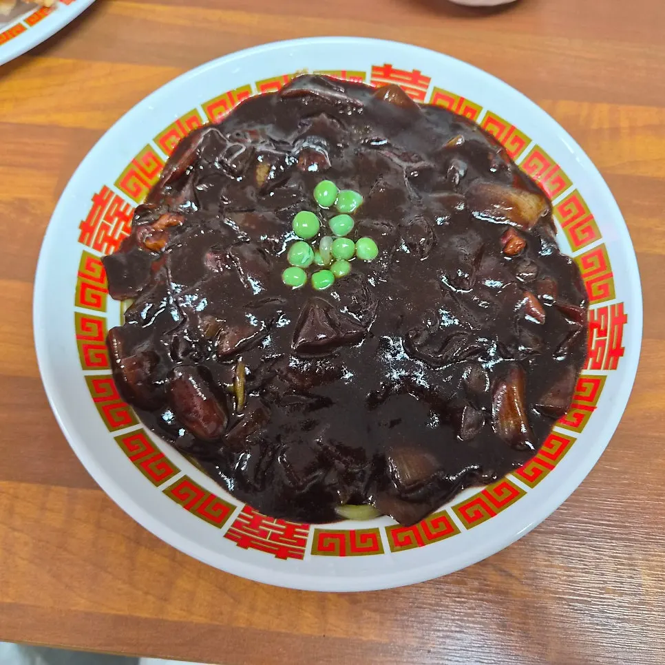 A bowl of Hwangbihong's jjajangmyeon