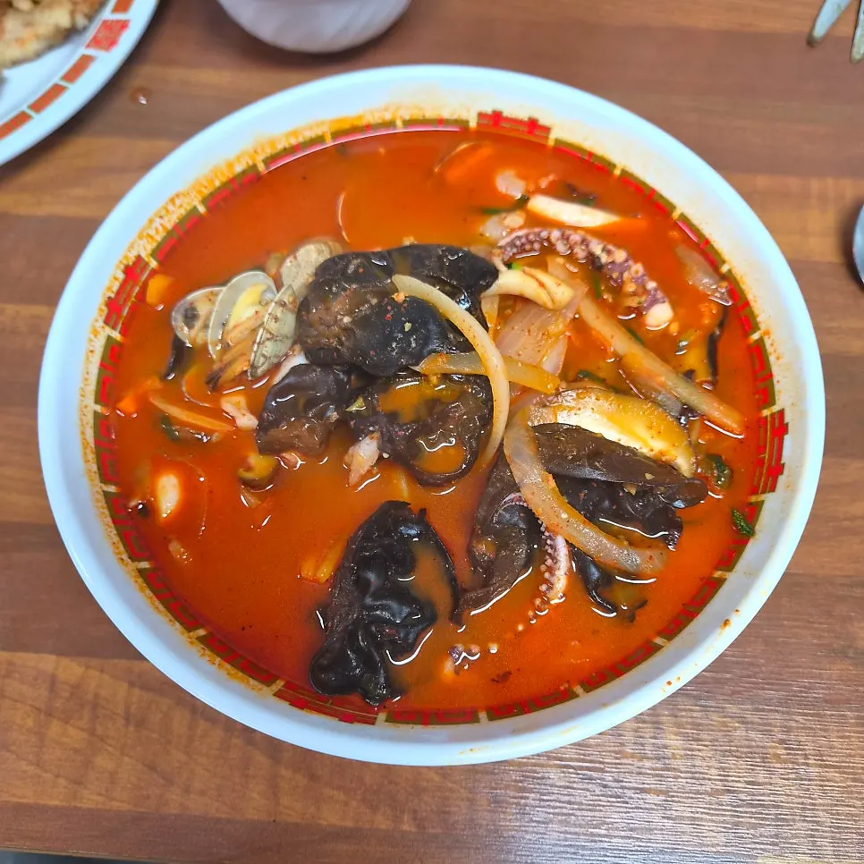 Squid and seafood toppings in the jjamppong