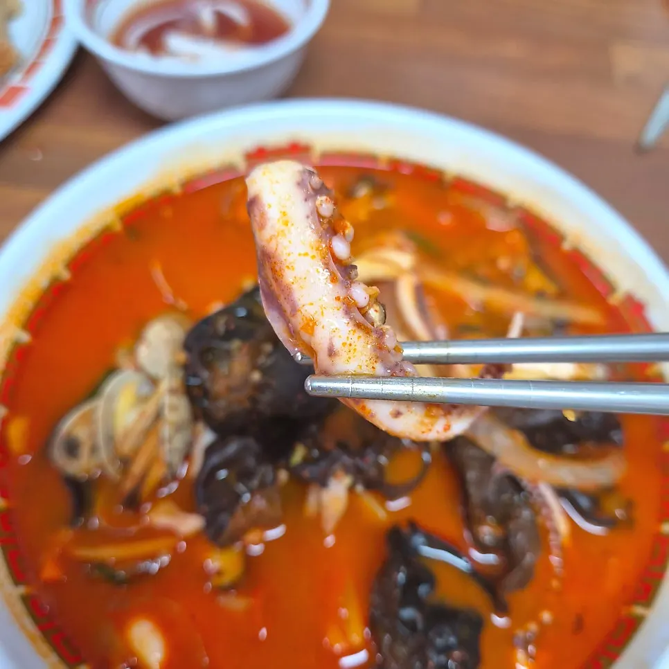 Jjamppong showing its green chive noodles