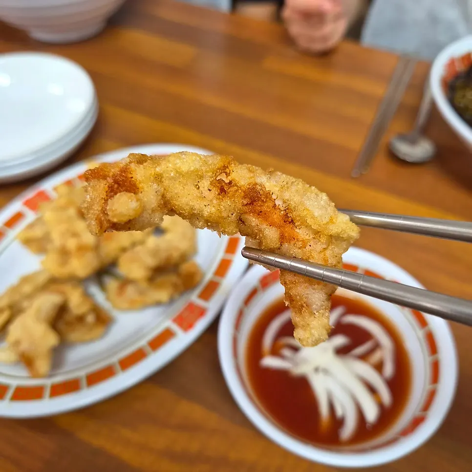 Table setting of jjamppong and mini tangsuyuk together