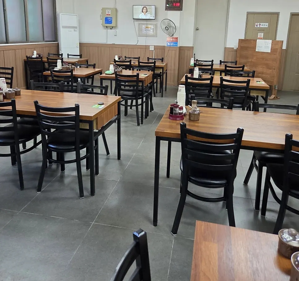Interior of Hwangbihong with an old-school Chinese restaurant feel