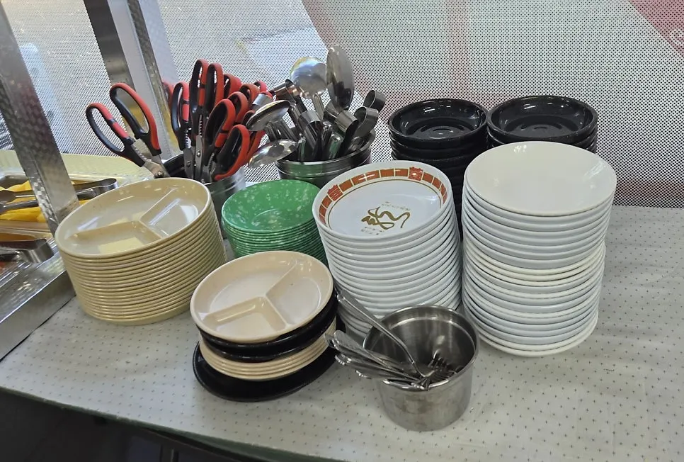 Tables and seating at Hwangbihong