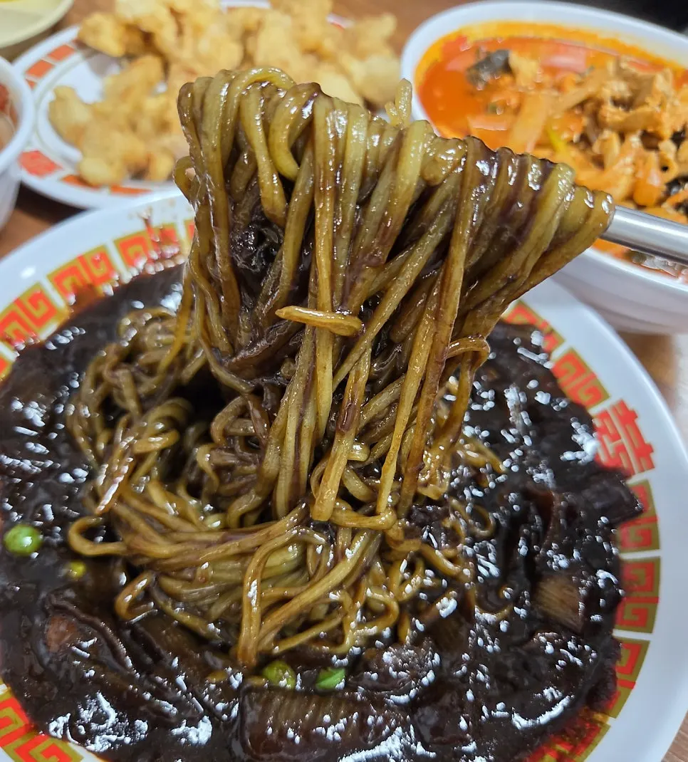 Mixed jjajangmyeon showing the green chive noodles at Hwangbihong