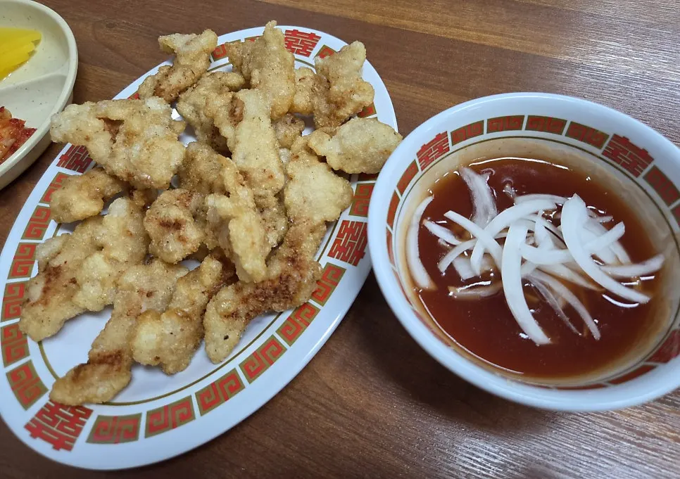Freshly fried old-style tangsuyuk with dipping sauce