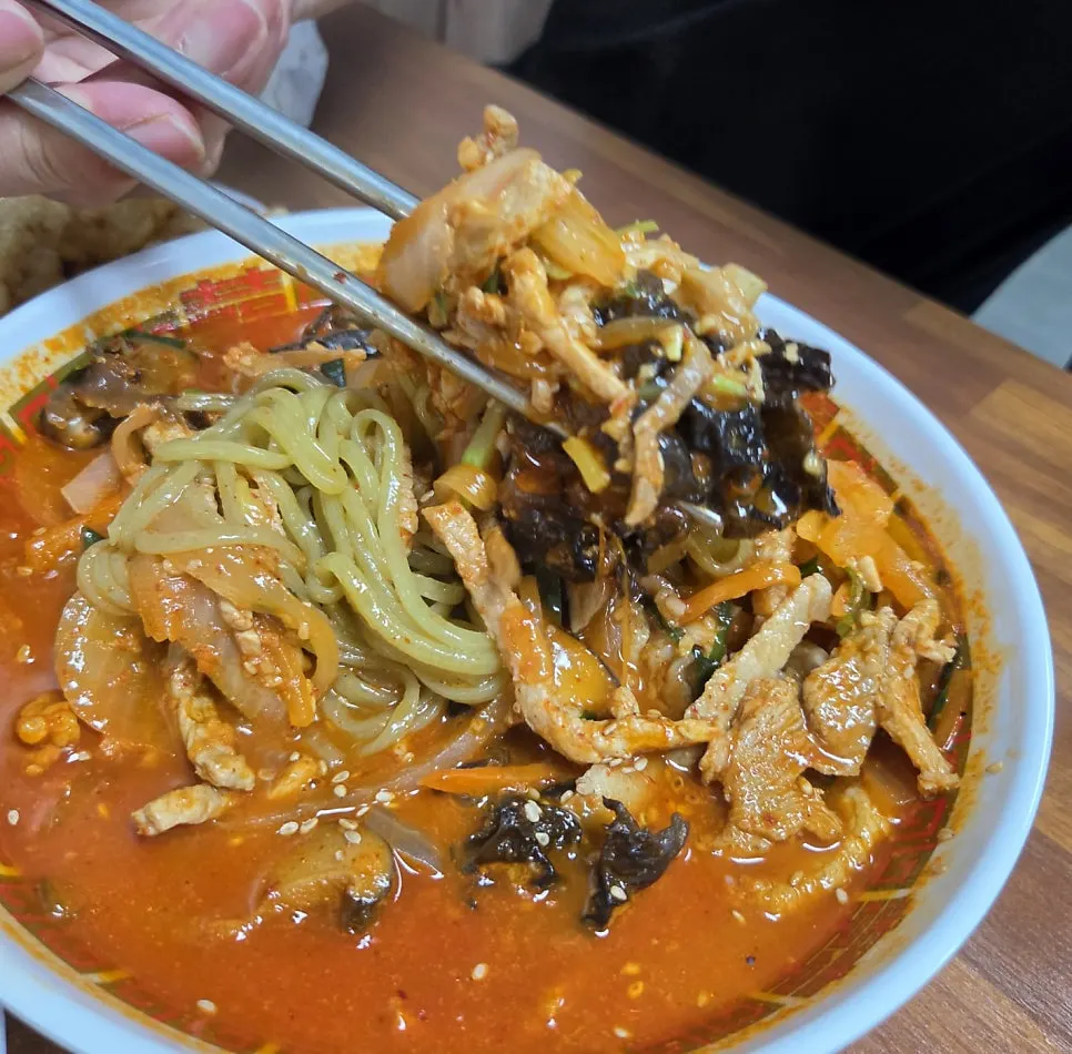 Hwangbihong's meat jjamppong packed with meat
