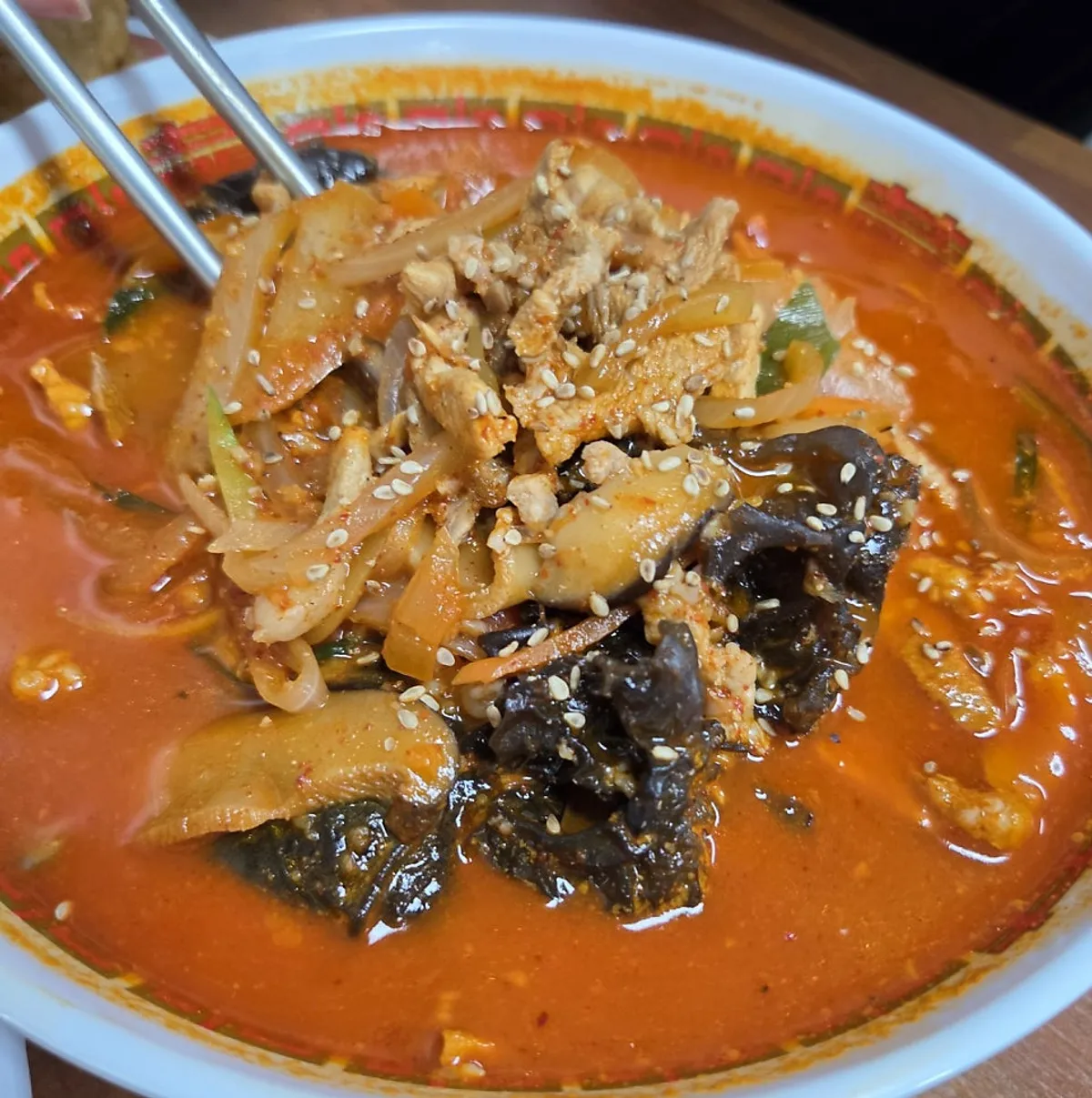 Bone-broth meat jjamppong broth and noodles