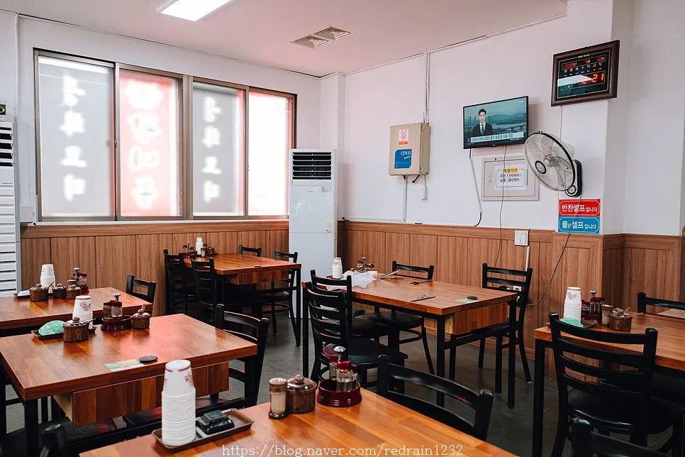 Dining tables and seats at Hwangbihong