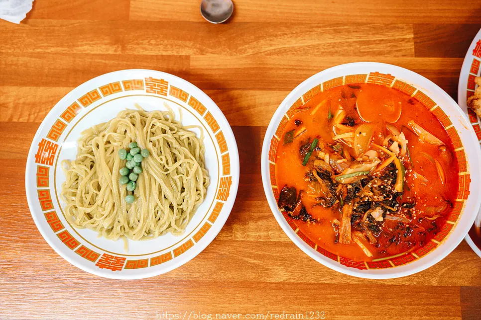 Table setting of the dishes ordered at Hwangbihong
