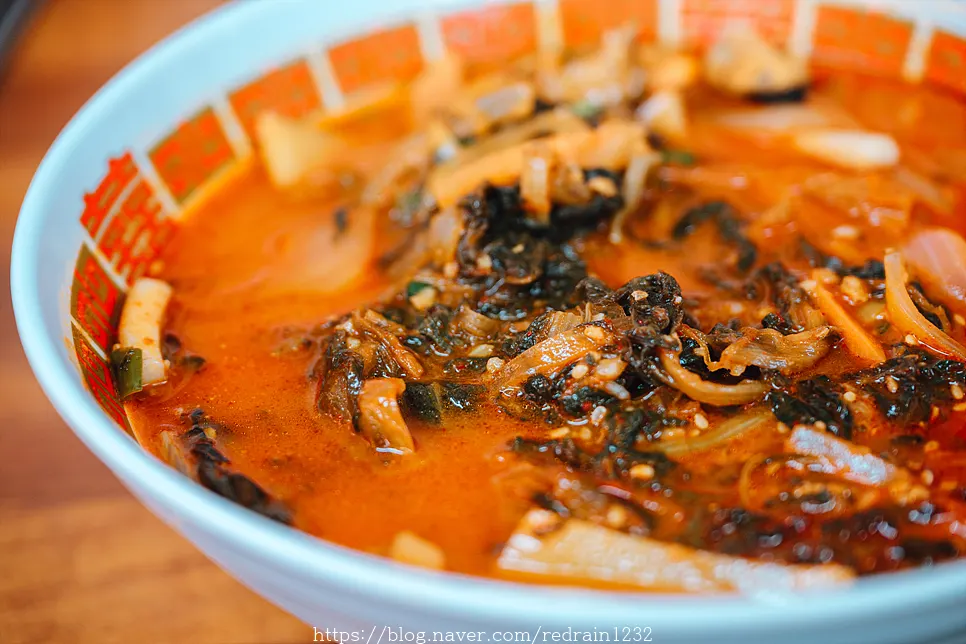 Jjamppong rice piled high with siraegi