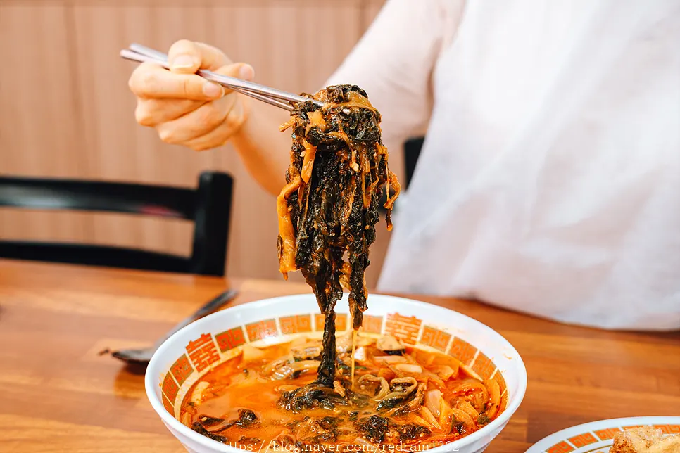 Close-up of the broth and siraegi in the seafood siraegi jjamppong rice