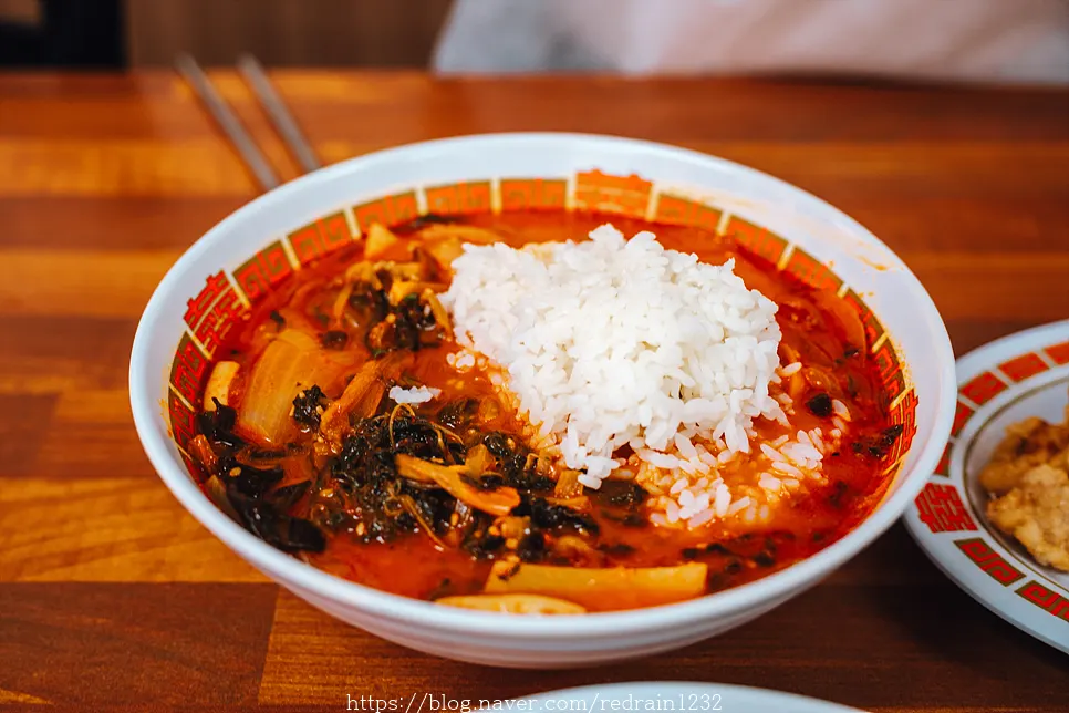 A close look at the rich bone-broth jjamppong soup