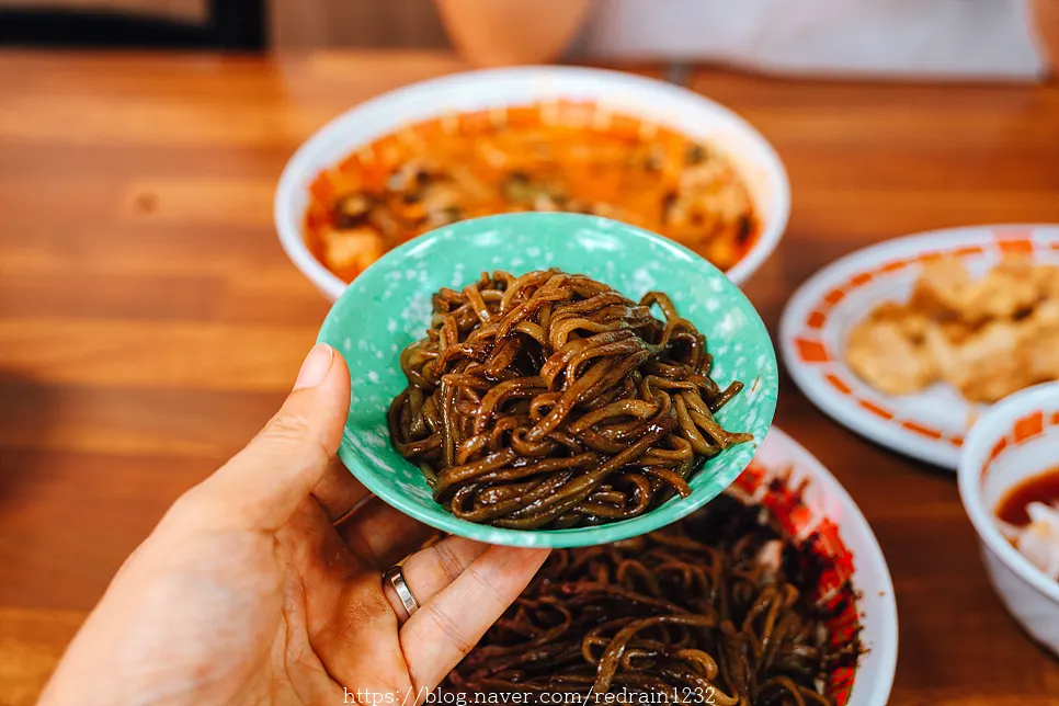 Chopsticks lifting ganjjajang noodles