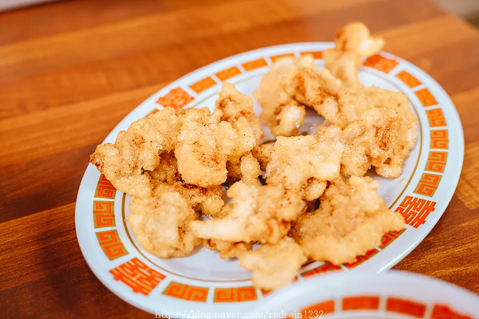 A plate of Hwangbihong's mini tangsuyuk