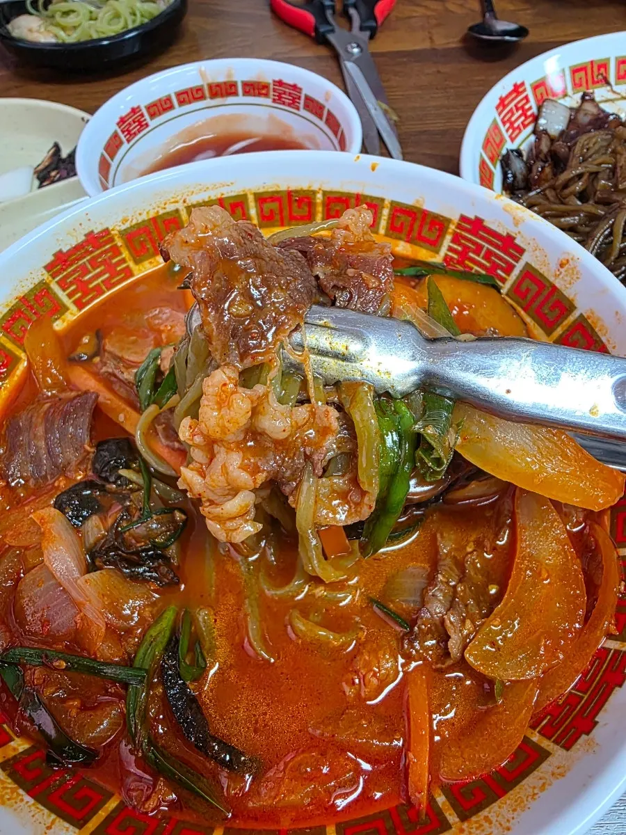 Jjamppong filled with plentiful brisket and vegetables