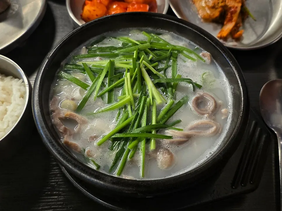 뽀얀 국물의 오소리국밥