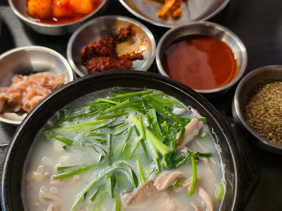 새우젓과 다대기, 들깨가루를 넣은 국밥