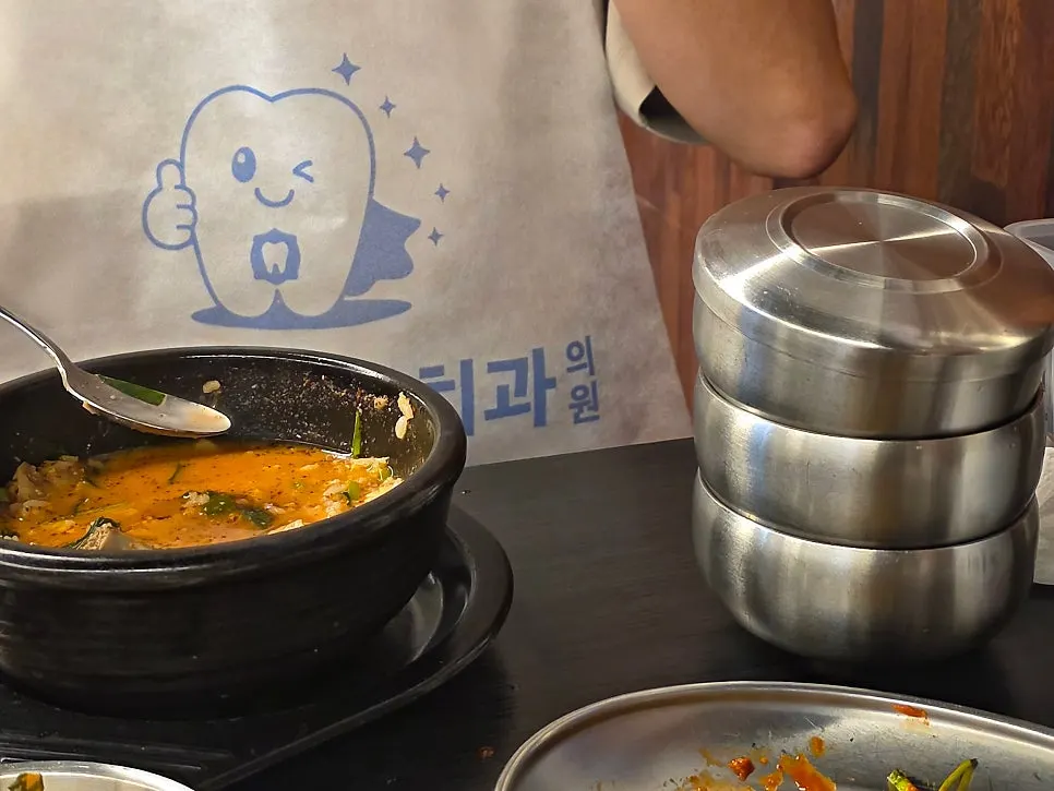 두 가지 순대가 담긴 순대 반접시
