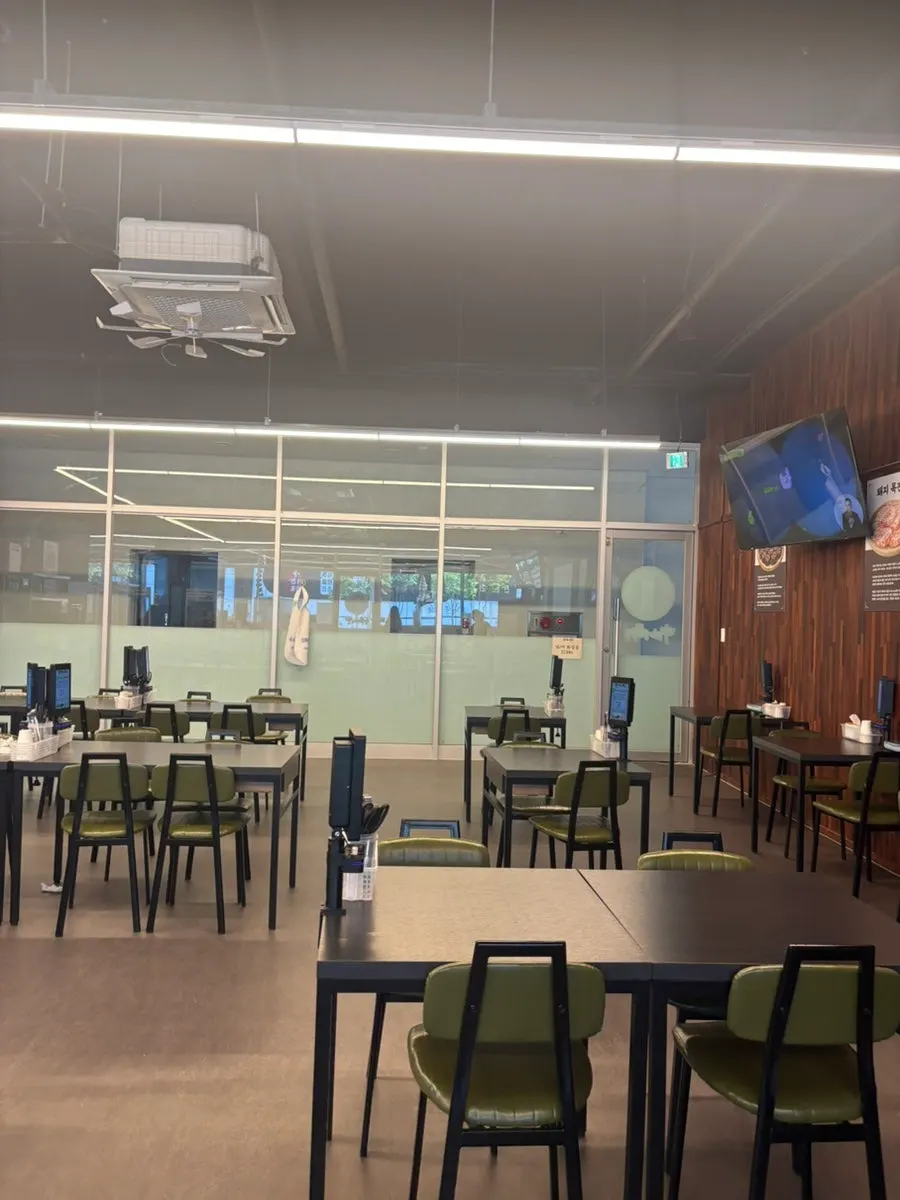 Sumine Gukbap dining hall with generously spaced tables