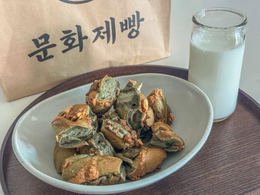 우유와 함께 차린 커피빵 한 접시