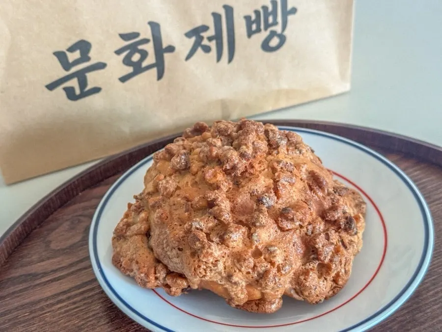견과류가 박힌 백앙금빵 단면