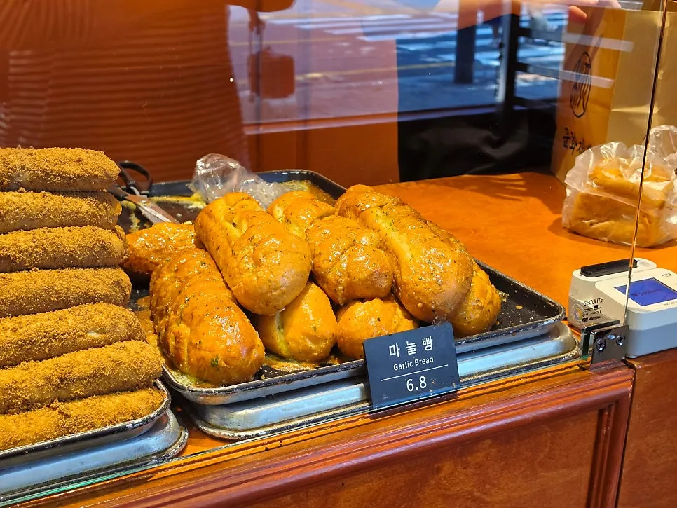 문화제빵 커피빵과 땅콩빵 진열 모습