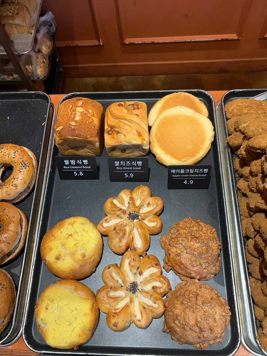 Bread display arrangement at Munhwa Bakery