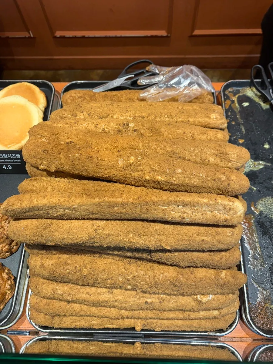 Wide lineup of bread varieties at Munhwa Bakery