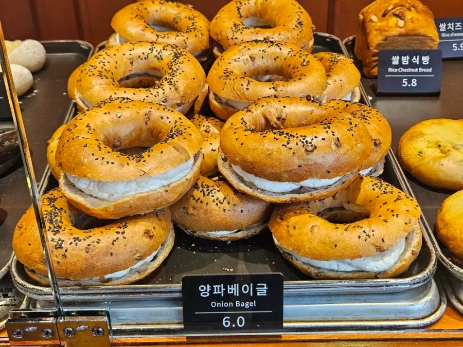 문화제빵 진열대에 놓인 빵 클로즈업