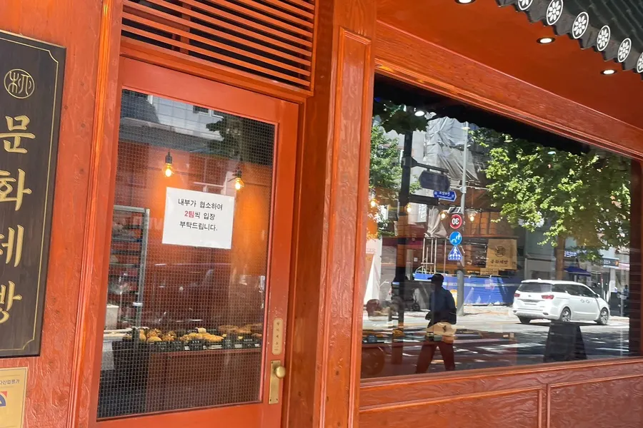 Quầy trưng bày đa dạng loại bánh của Munhwa Bakery
