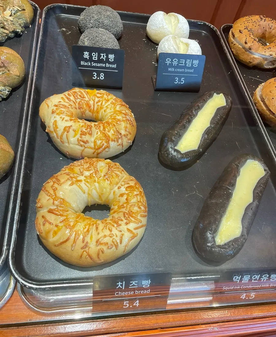 Bảng menu signature và bánh trưng bày tại Munhwa Bakery