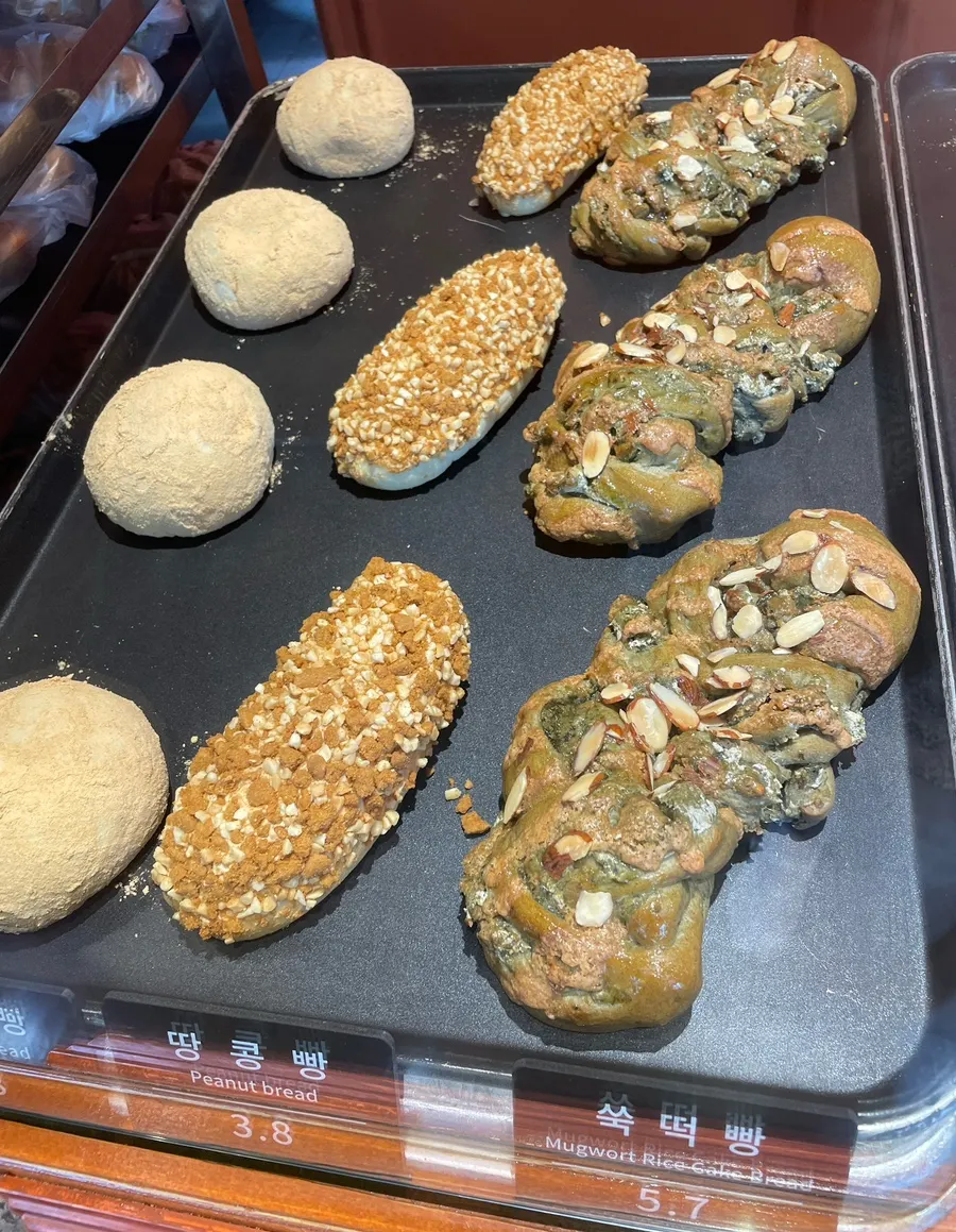 Mặt cắt bánh đầy topping và kem