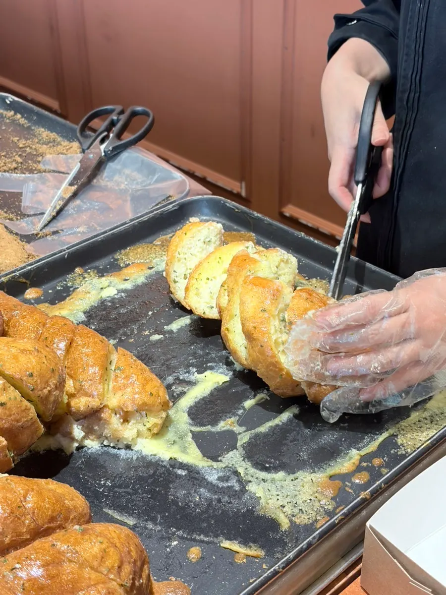잘라서 포장해준 문화제빵 마늘빵
