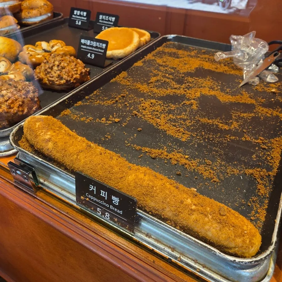 집에서 꺼내 놓은 문화제빵 빵 세 가지
